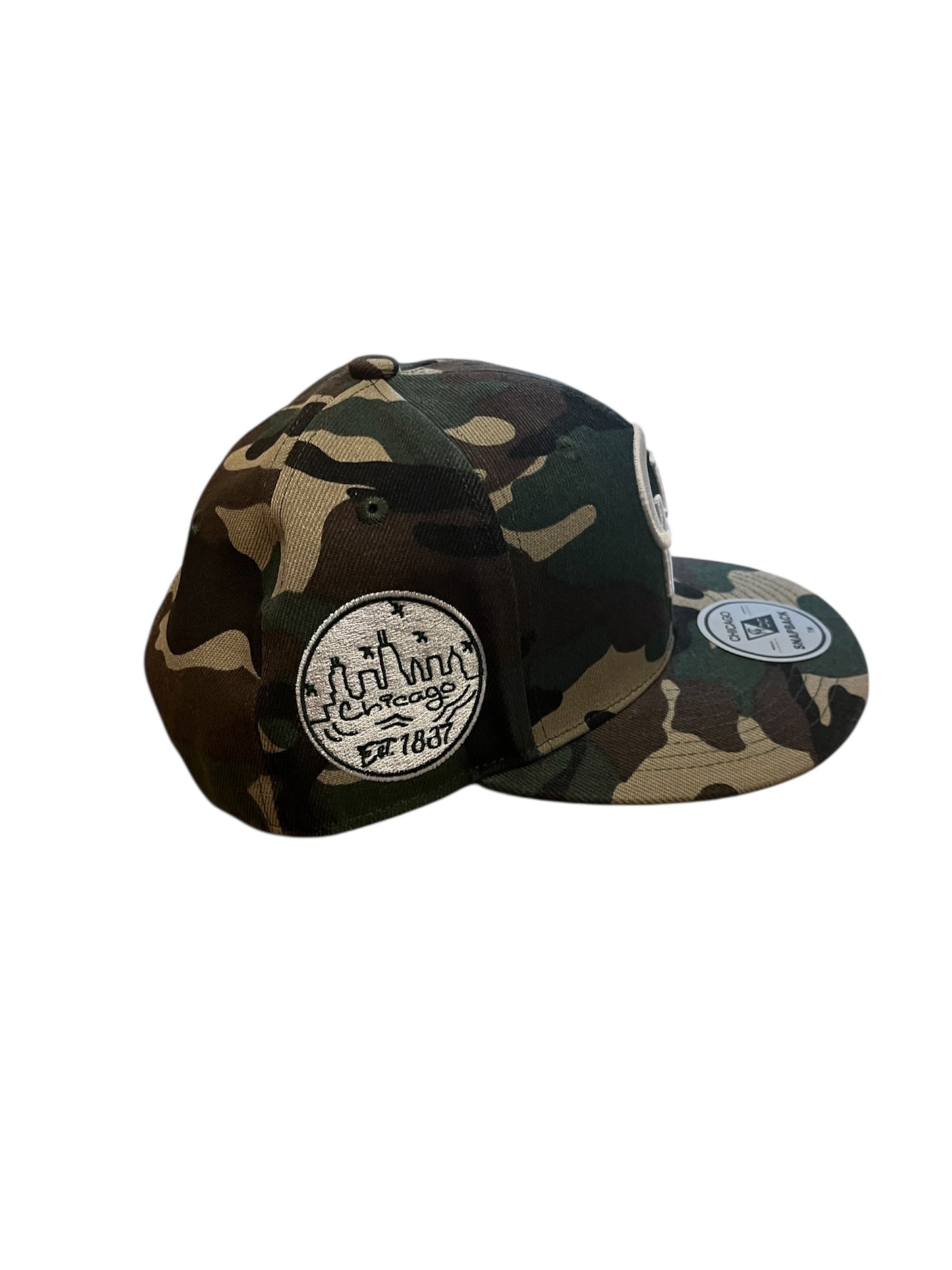 ARMY GREEN CAMOUFLAGE CHI SIGNATURE SNAPBACK RIGHT SIDE WITH CHICAGO SKYLINE ON THE RIGHT SIDE